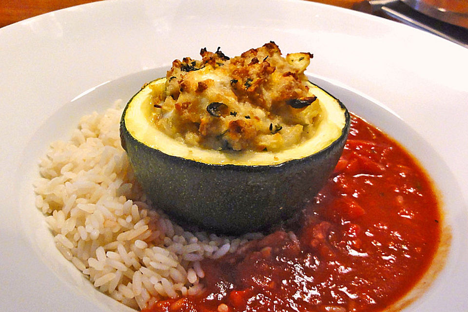 Mini-Kürbisse oder Zucchini mit pikanter veganer Füllung