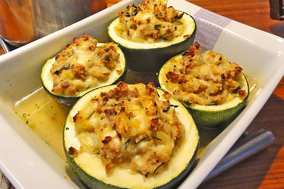 Mini-Kürbisse oder Zucchini mit pikanter veganer Füllung