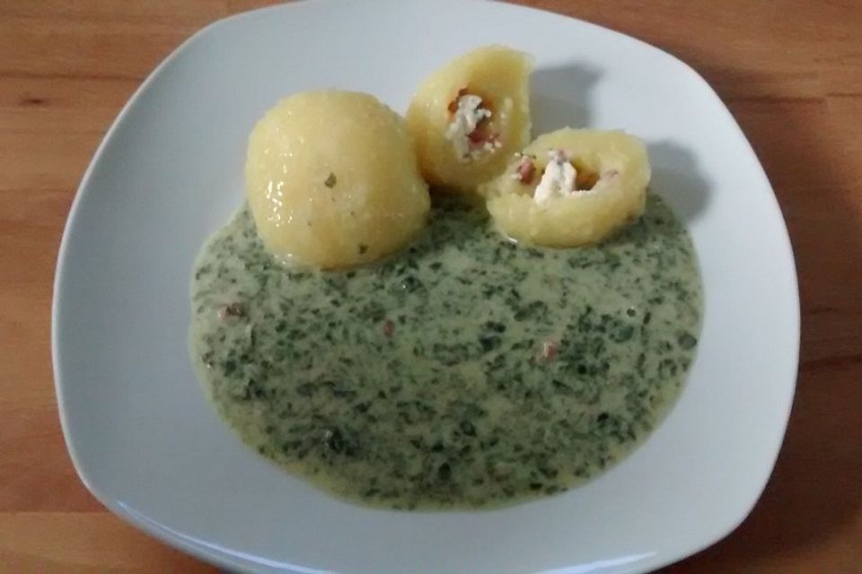 Kartoffel-Fetaklöße mit Spinat-Frischkäsesoße Kartoffel-Fetaklöße mit Spinat-Frischkäsesoße