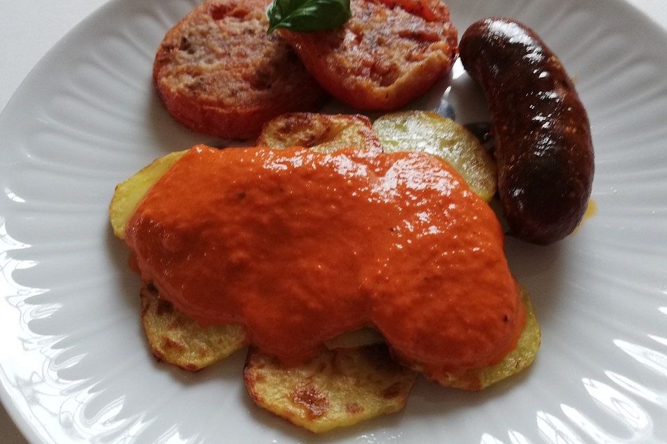 Knusprige Kartoffeln mit einer feurigen Tomatensauce