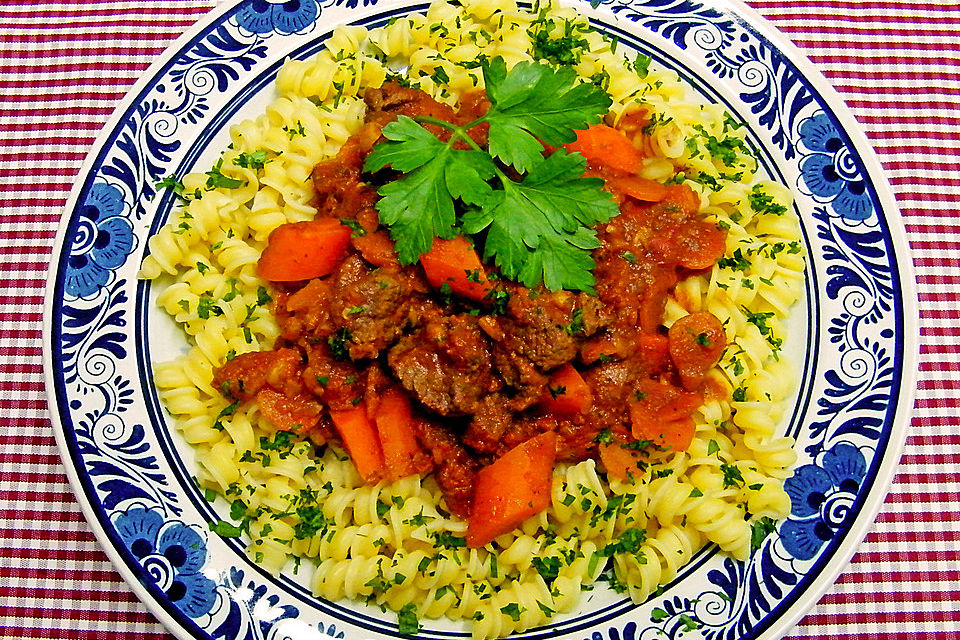 Rindsragout in Rotweinsauce