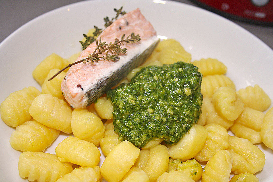 Gnocchi mit Pesto an Lachs im Microgourmet