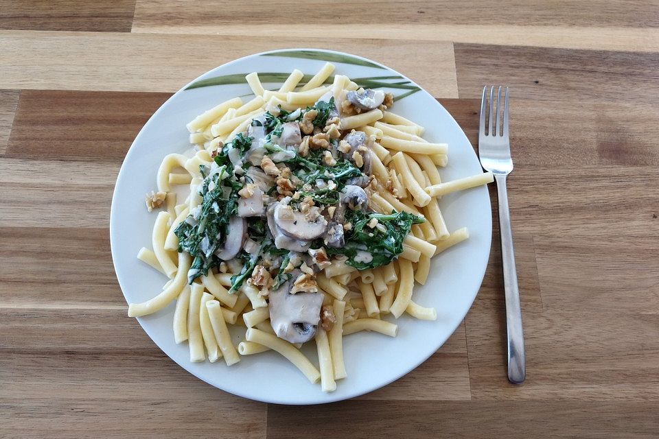 Vegetarische Champignon-Ziegenkäse Nudeln mit Walnüssen