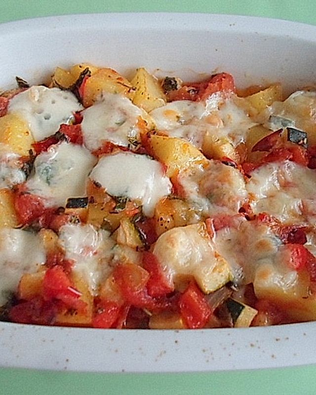 Kartoffelpfanne mit Tomatensauce und Mozzarella