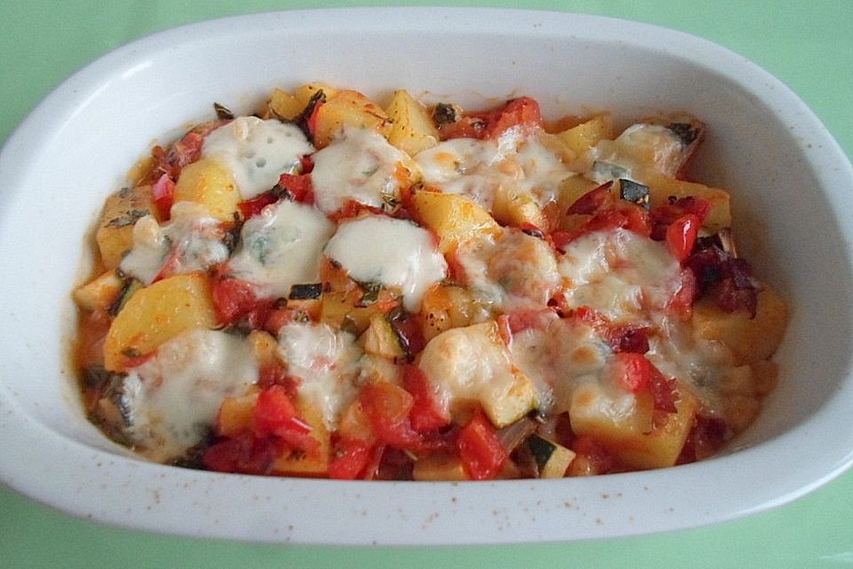 Kartoffelpfanne mit Tomatensauce und Mozzarella