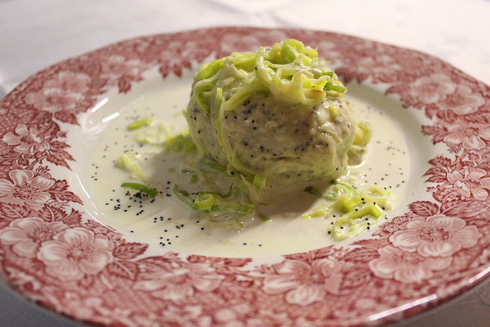 Parmesan-Mohn-Knödel in Lauch-Sahne