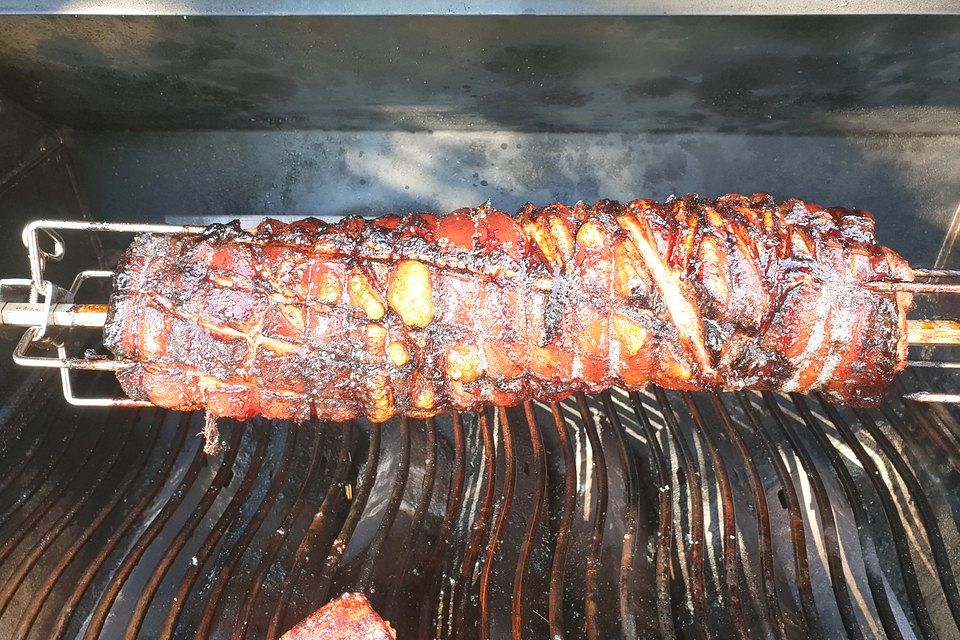 Spießbraten oder Krustenbraten vom Grill mit Brötchen