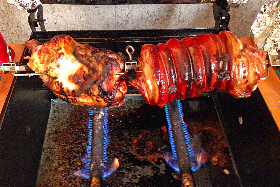 Spießbraten oder Krustenbraten vom Grill mit Brötchen