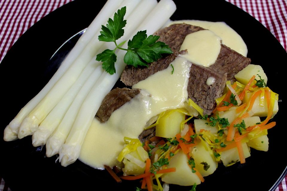 Gesottene Rinderbrust an Meerrettichsauce mit Stangenspargel und Brühkartoffeln