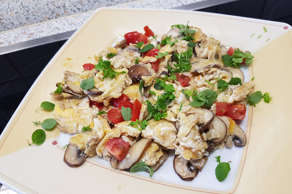 Paleo Rührei mit Pilzen und Tomaten