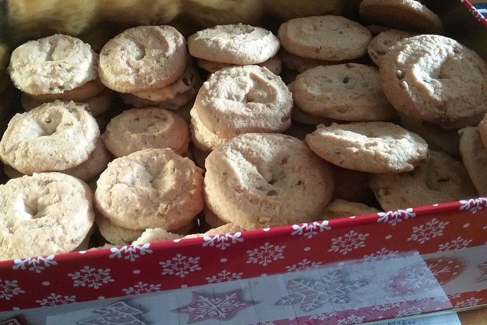 Spritzgebäck mit Grümmelkandis, Spekulatiusgewürz und Mandeln