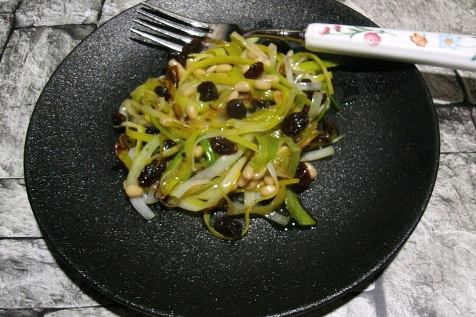 Lauchsalat mit Rosinen