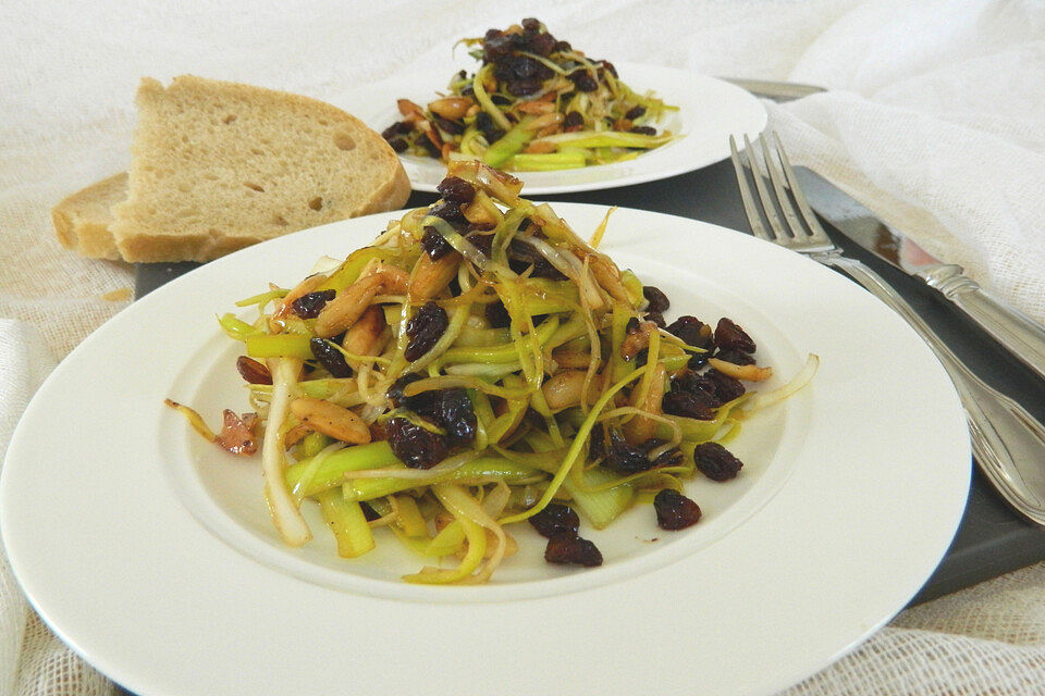 Lauchsalat mit Rosinen