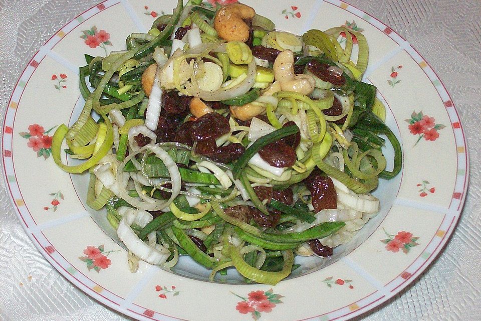 Lauchsalat mit Rosinen