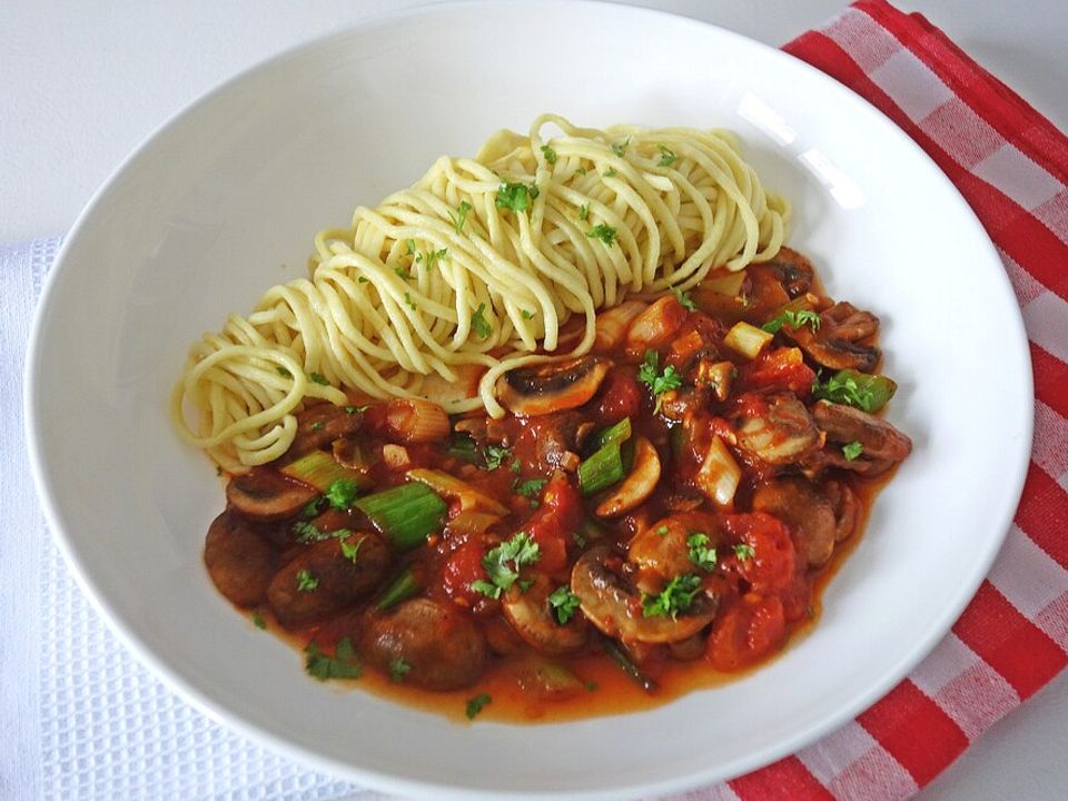 Bandnudeln mit Tomaten-Champignon-Frühlingszwiebelsauce von Jofy_7297 ...