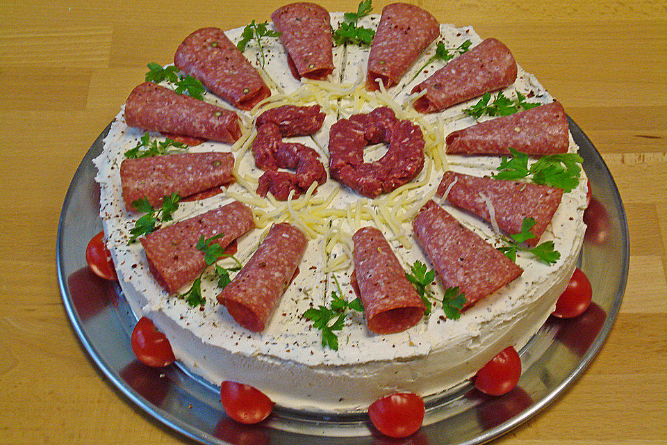 Frischkäsetorte mit Wurst und Käse