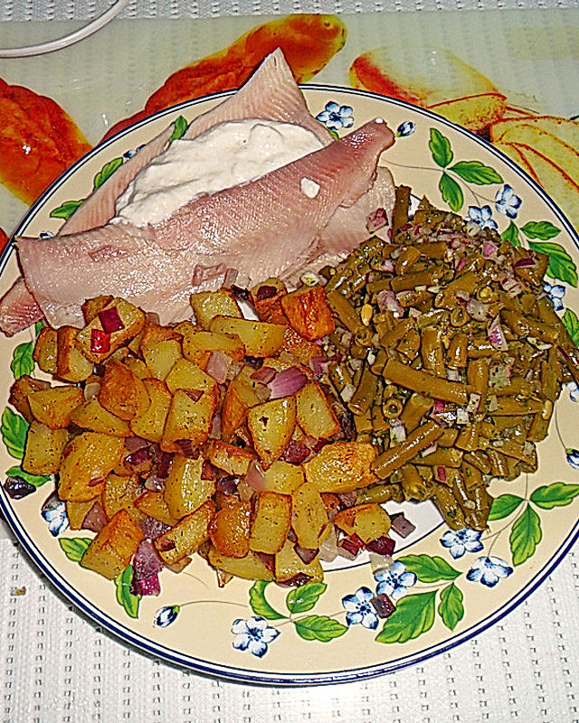 Bratkartoffeln mit Bohnensalat und geräucherte Forelle mit Sahnemeerrettich
