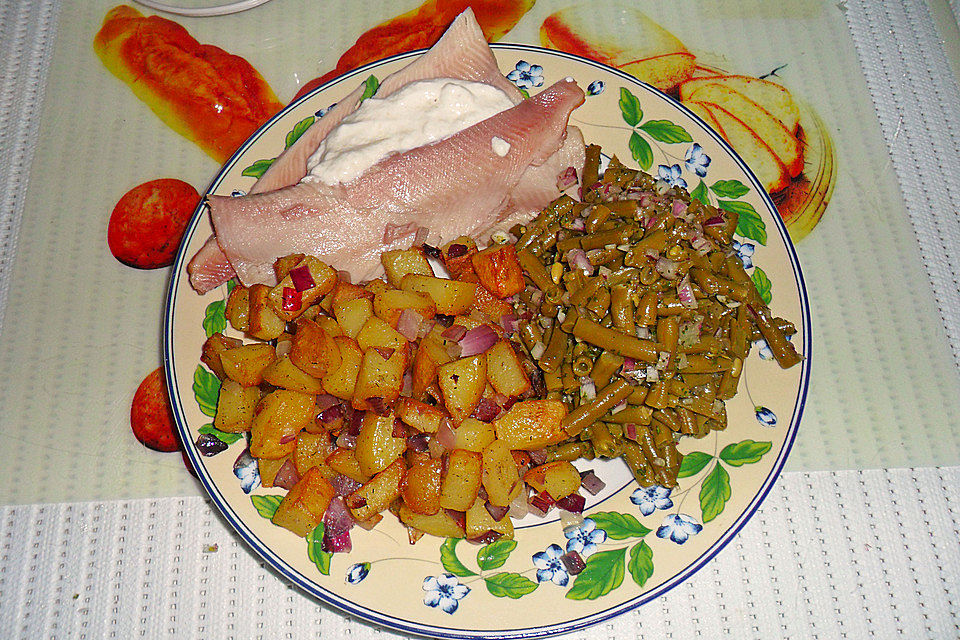 Bratkartoffeln mit Bohnensalat und geräucherte Forelle mit Sahnemeerrettich