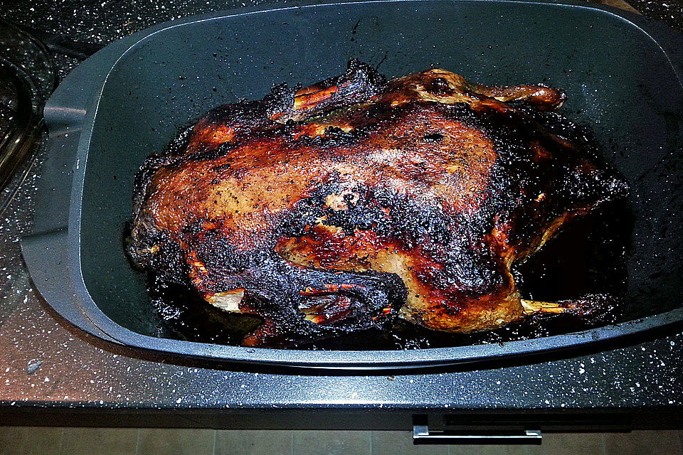 Gefüllte Ente mit Pflaumen, Äpfeln und Zwiebeln, dazu Klöße und Rotkohl