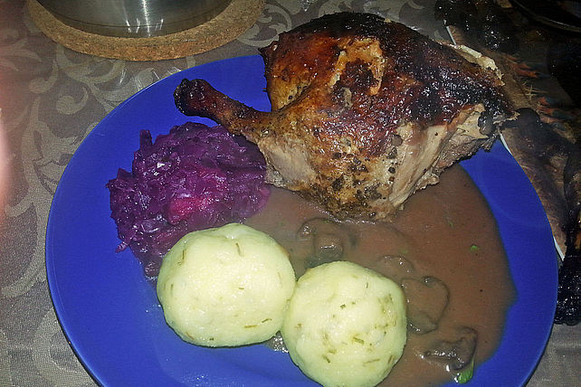 Gefüllte Ente mit Pflaumen, Äpfeln und Zwiebeln, dazu Klöße und Rotkohl ...