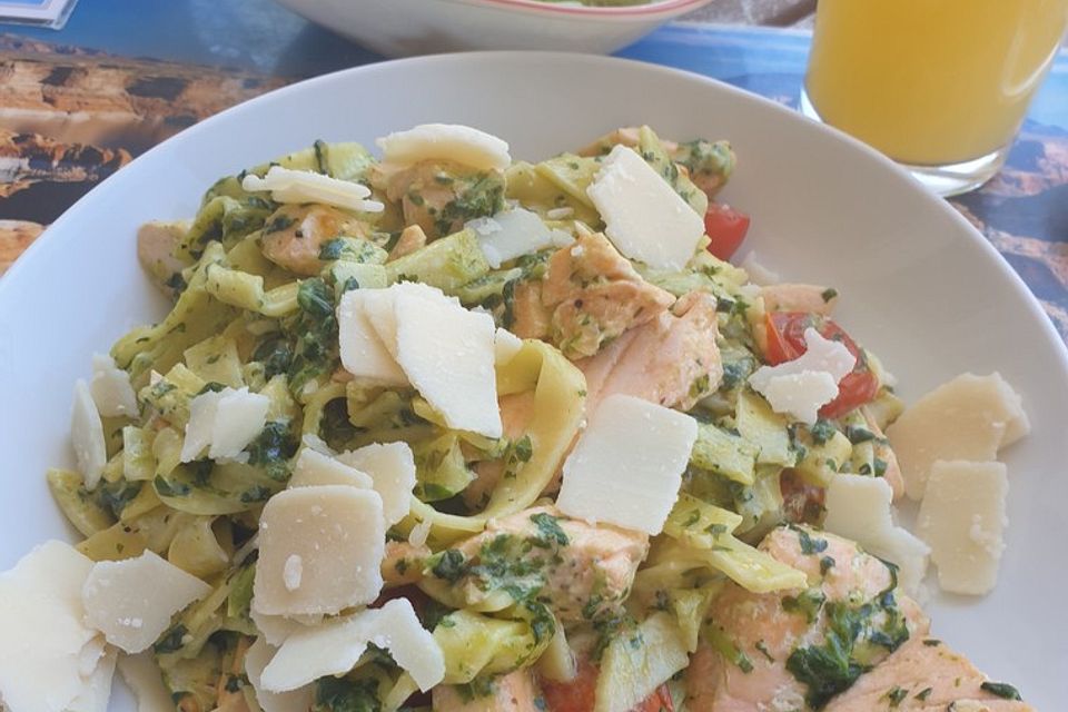 Tagliatelle mit Lachs mit einer Brunch-Sahne Soße