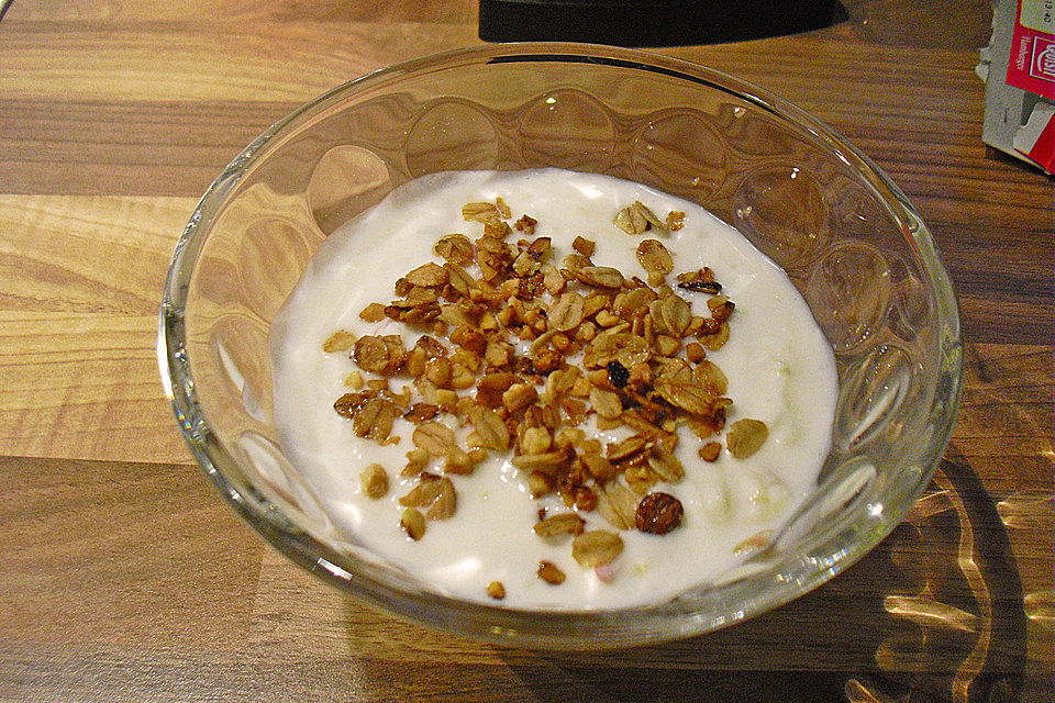 Apfeljoghurt mit gerösteten Mandeln und Haferflocken