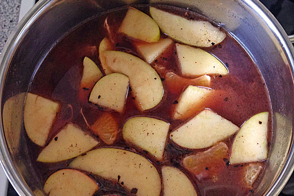 Roter Glühwein mit Äpfeln und Mandarinen