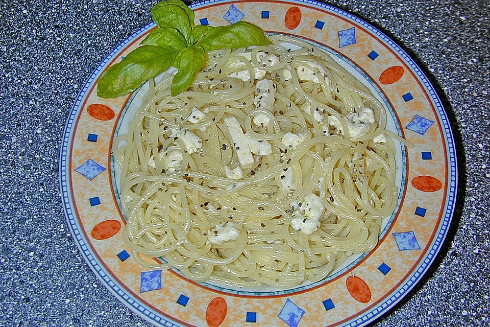 Spaghetti mit Schafskäse und Pfeffer