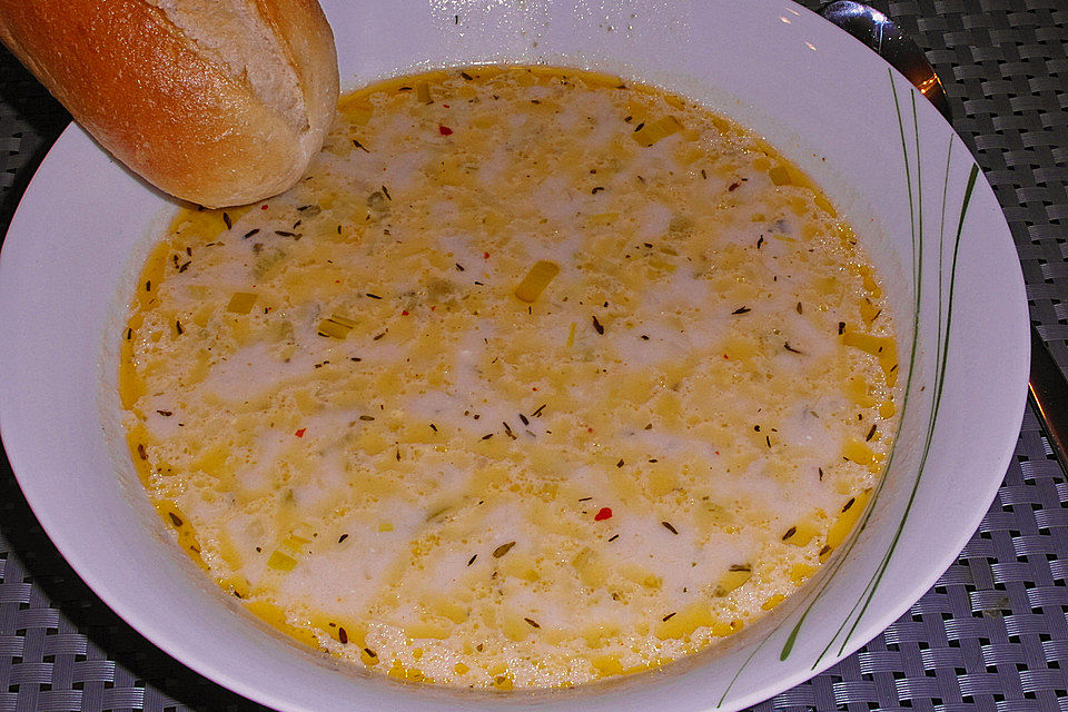 Hackfleisch-Käse-Lauch-Suppe mit Kartoffeln