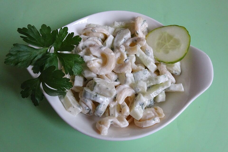 Nudelsalat mit Gurke und Dill