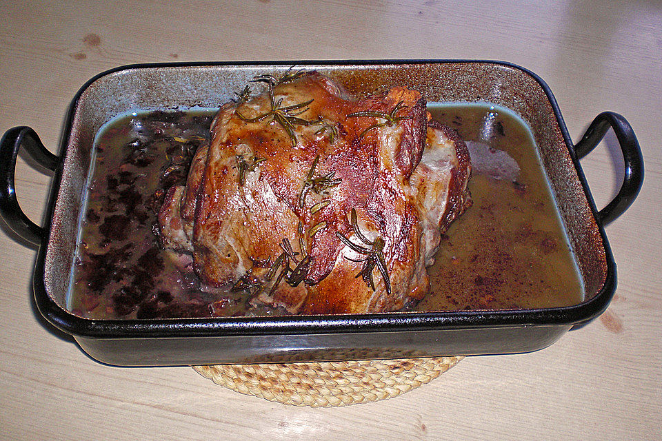 Gespickte Lammkeule mit Fächerkartoffeln und Butterbohnen