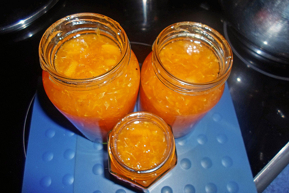 Clementinensaft-Konfitüre mit Soft-Aprikosen und Vanillestange