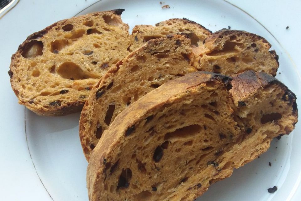 Tomaten-Oliven-Ciabatta mit Rosmarin und Thymian