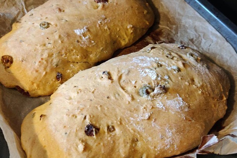 Tomaten-Oliven-Ciabatta mit Rosmarin und Thymian