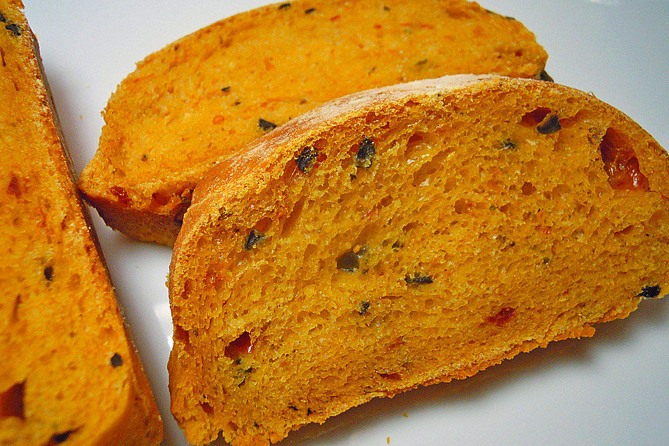 Tomaten-Oliven-Ciabatta mit Rosmarin und Thymian