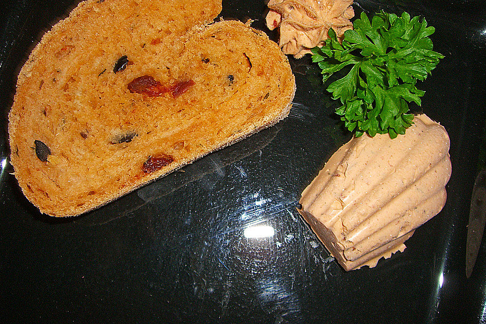 Tomaten-Oliven-Ciabatta mit Rosmarin und Thymian