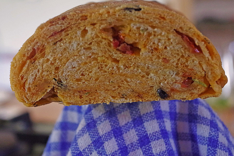 Tomaten-Oliven-Ciabatta mit Rosmarin und Thymian