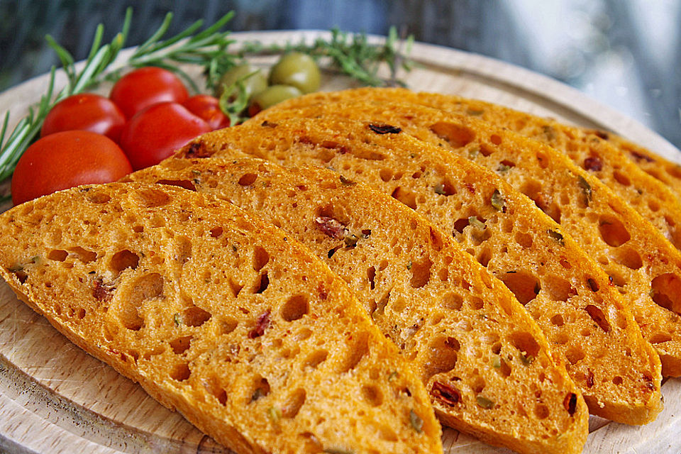 Tomaten-Oliven-Ciabatta mit Rosmarin und Thymian