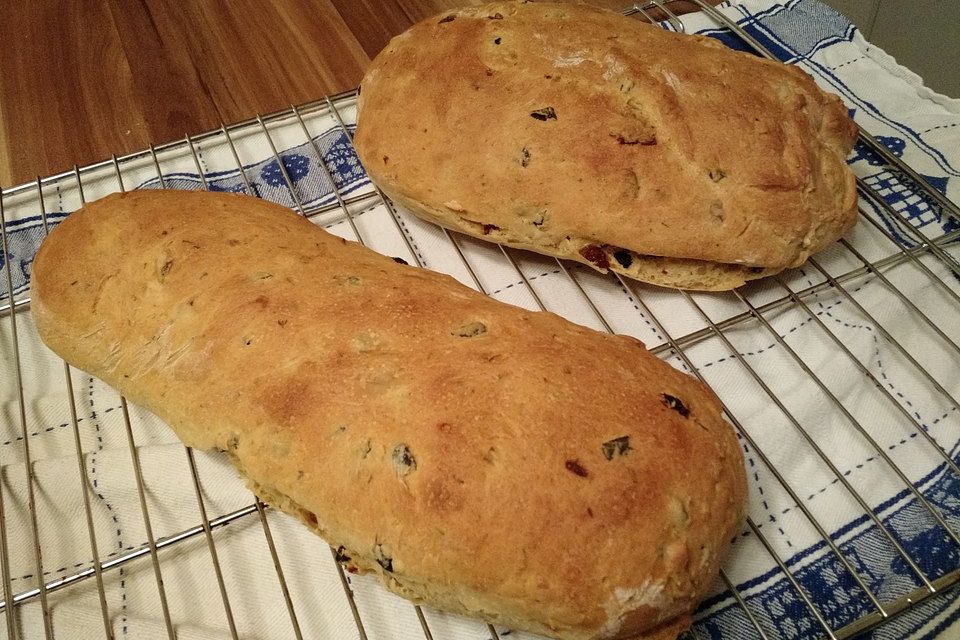 Tomaten-Oliven-Ciabatta mit Rosmarin und Thymian