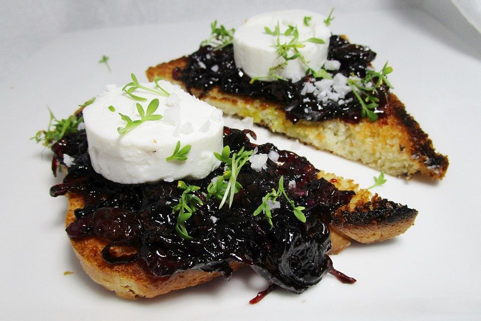 Crostini mit Zwiebelkonfitüre und Ziegenkäse