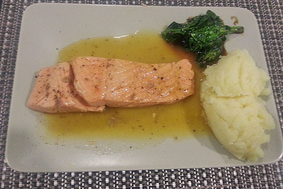 Gedünsteter Lachs mit Kartoffelstampf