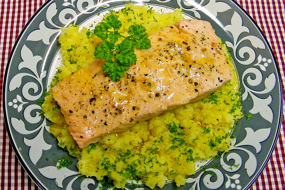 Gedünsteter Lachs mit Kartoffelstampf