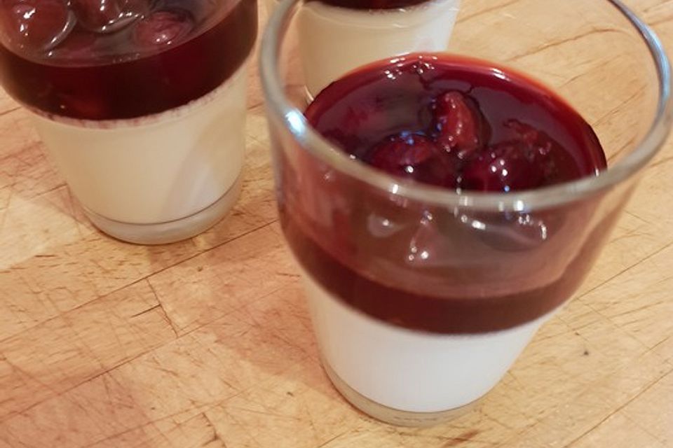 Panna Cotta mit Gewürzkirschen