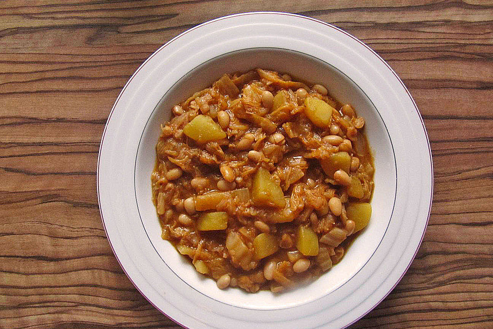 Chinakohl-Kartoffeltopf mit weißen Bohnen