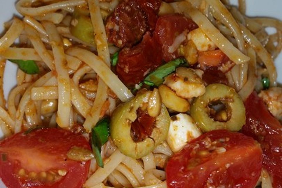 Spaghettisalat mit Pesto und Mozzarella