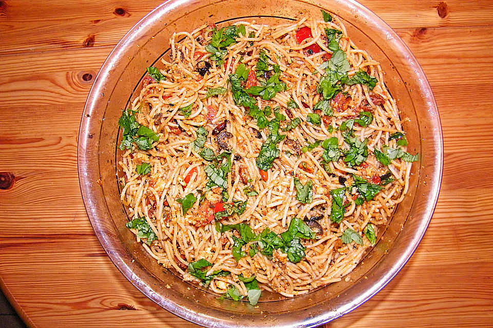 Spaghettisalat mit Pesto und Mozzarella