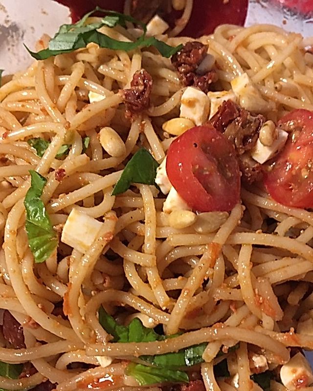 Spaghettisalat mit Pesto und Mozzarella