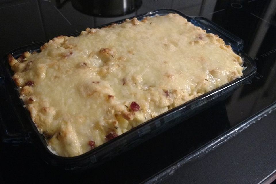 Vegetarischer Gemüseauflauf mit Spinat, Kartoffeln, Tomaten, Pilzen und Auberginen