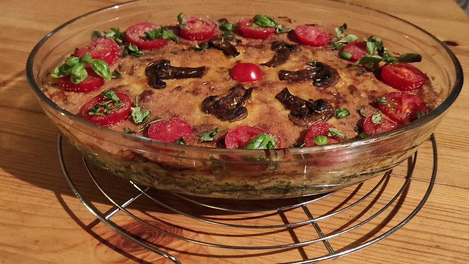 Vegetarischer Gemüseauflauf mit Spinat, Kartoffeln, Tomaten, Pilzen und ...