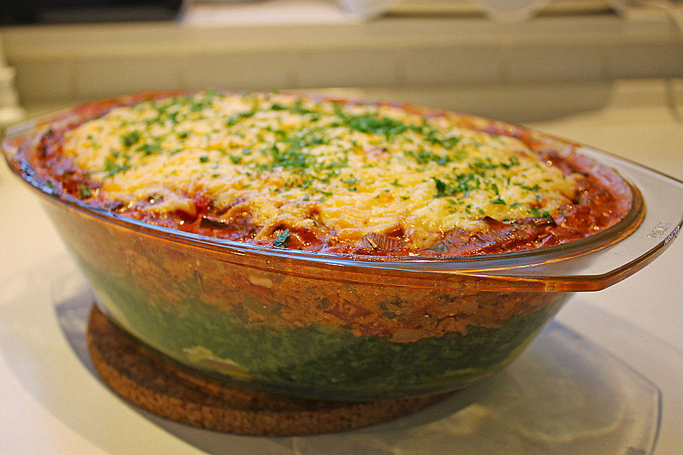 Vegetarischer Gemüseauflauf mit Spinat, Kartoffeln, Tomaten, Pilzen und Auberginen